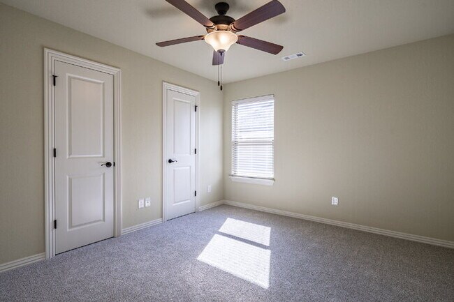 Foto del edificio - 921 Sassafras Ln