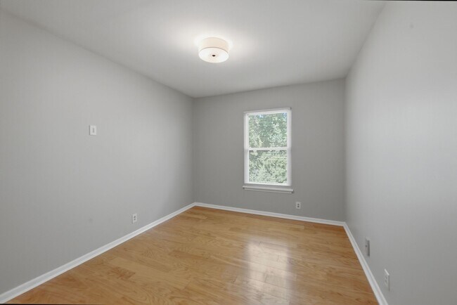 Foto del edificio - 815 Ashlawn Pl