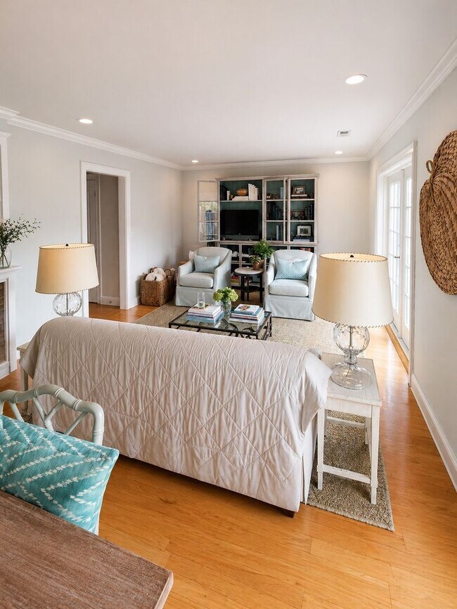 Foto del edificio - Downtown Town House - Steps to the Battery, Colonial Lake and King Street!