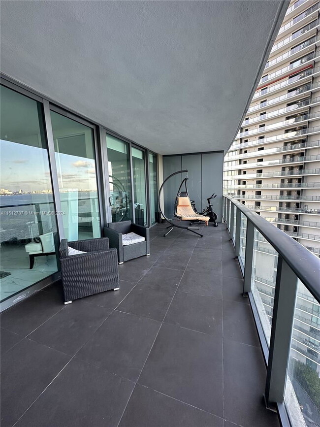 Foto del edificio - 650 NE 32nd St