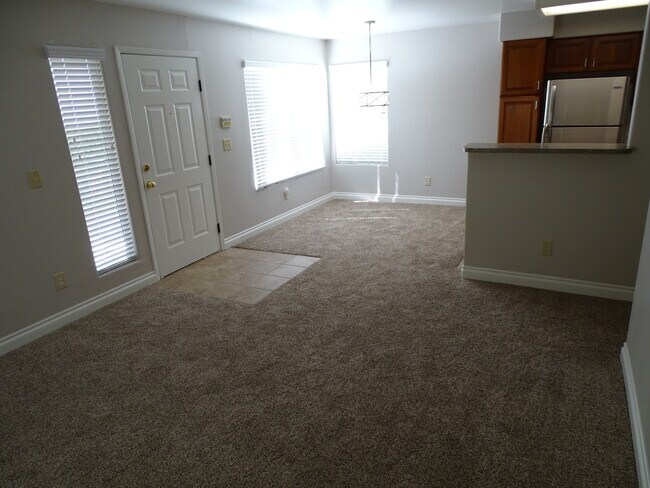 Building Photo - Centrally Located 2 bedroom Condo