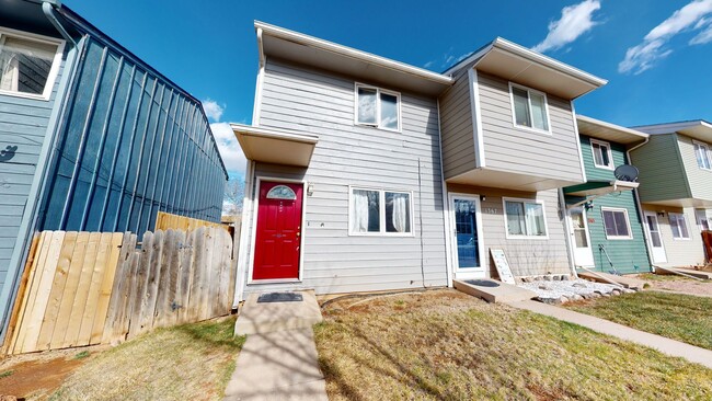 Building Photo - Two bed, 1.5 bath townhome