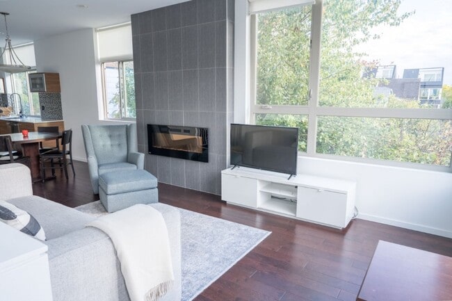 Building Photo - 3Bd/3.25Ba Seattle