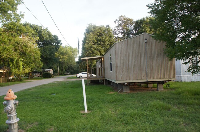 Foto del edificio - 601 Clear Lake Rd