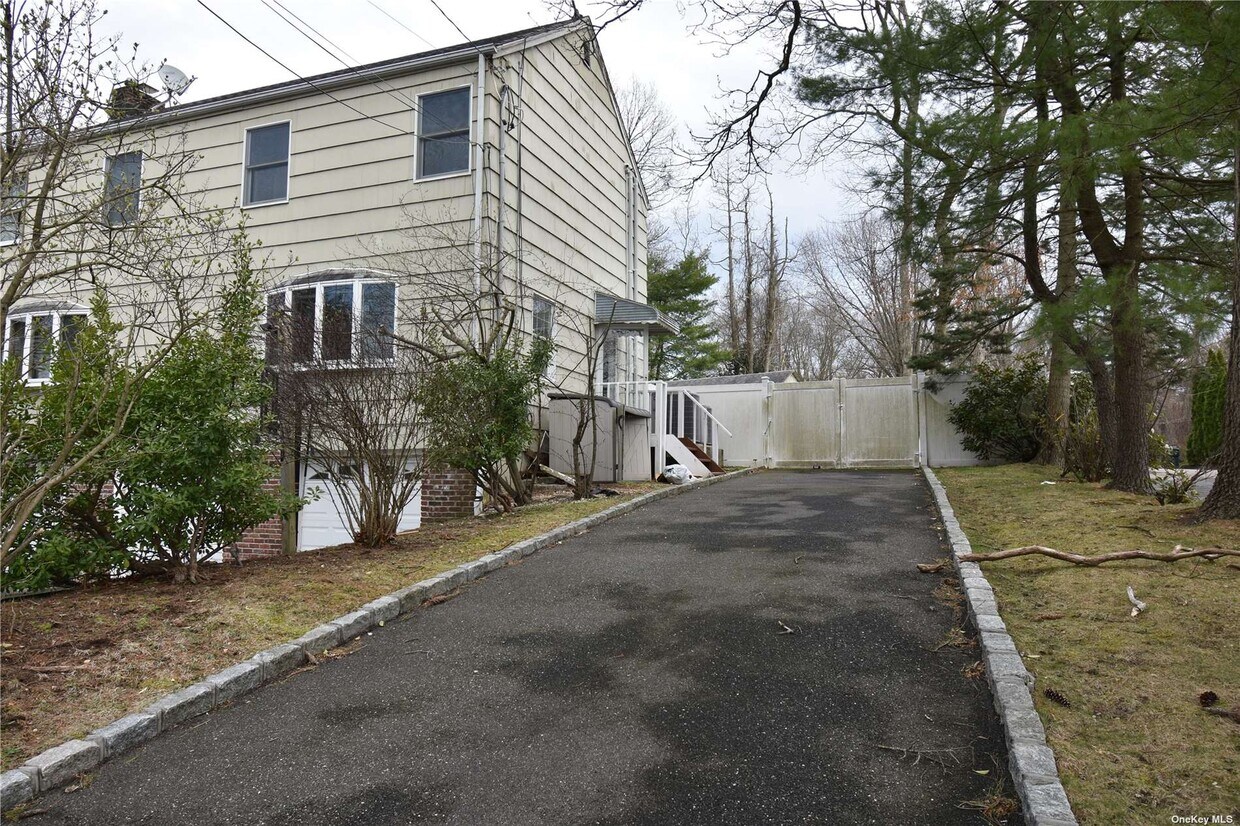 46 Melrose Rd, Dix Hills, NY 11746 Room for Rent in Dix Hills, NY