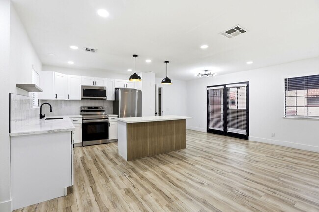 Foto del edificio - Beautiful 2 Bedroom Condo in China Town District