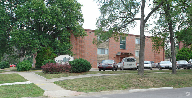 Building Photo - Oakwood Manor Apartments