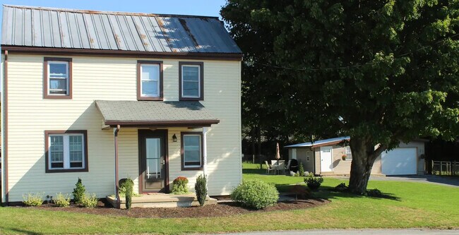 Building Photo - 713 Elm St