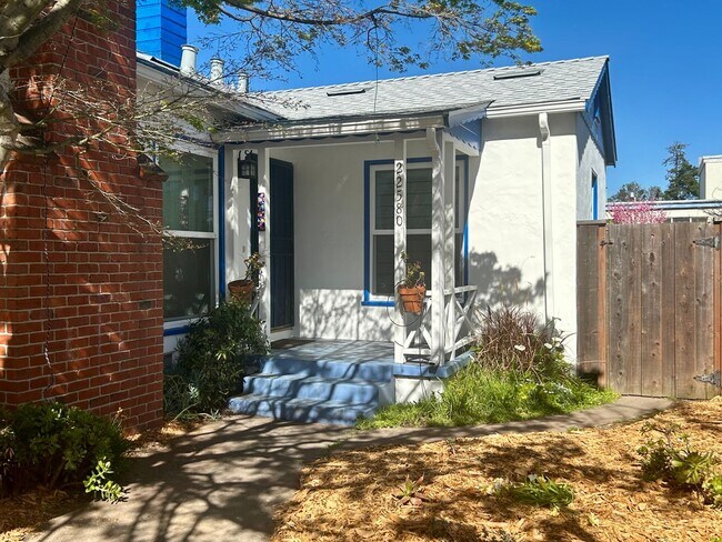 Building Photo - Upper B Street - Charm galore!