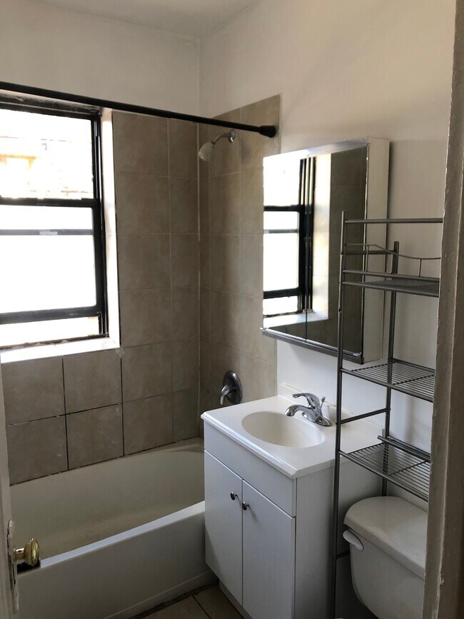 Foto del edificio - 6443 N Hamilton Ave