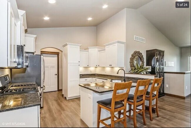 Foto del edificio - 739 Deer View Ave