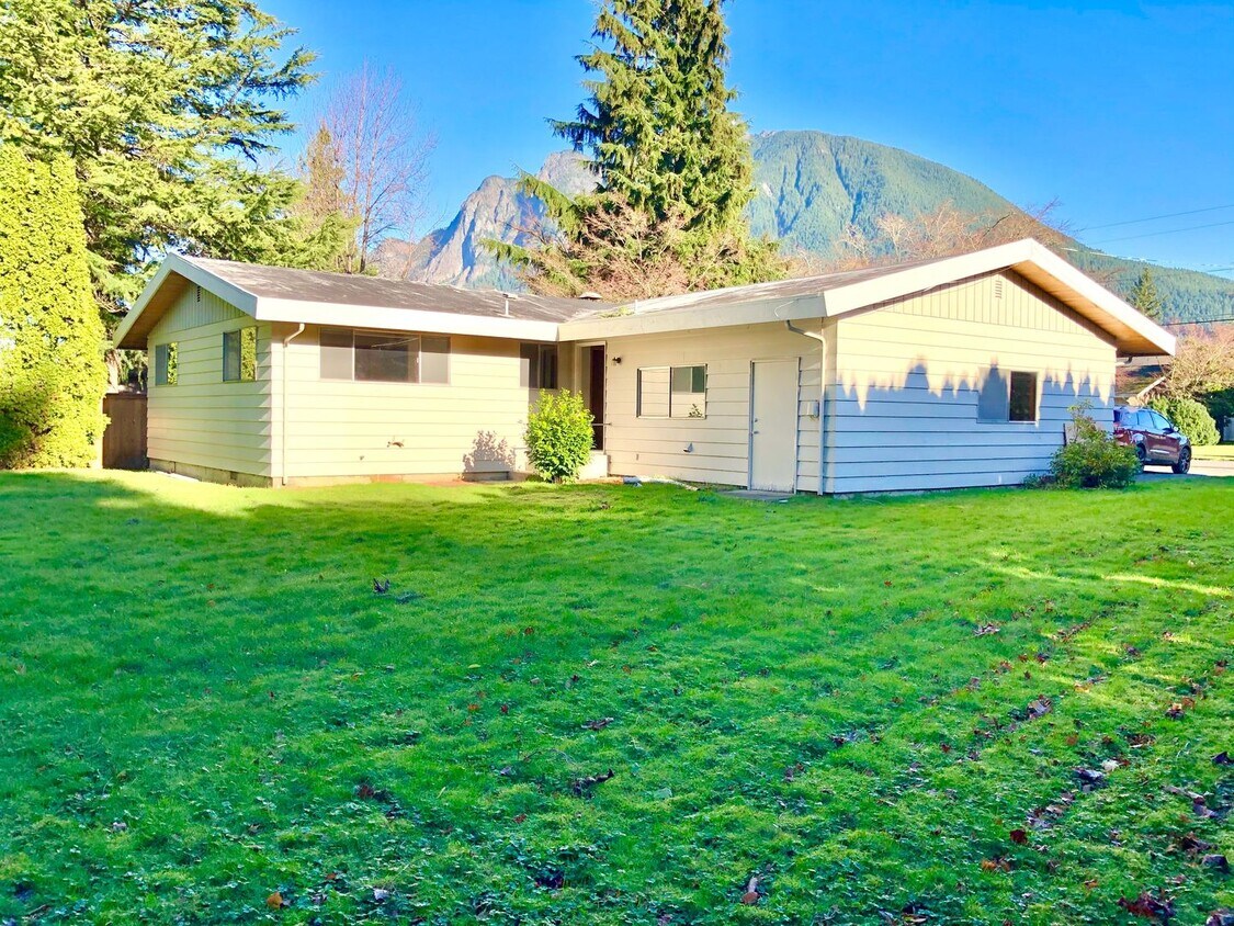 Foto del edificio - Rambler Style Home in the Heart of North Bend with View Stunning Views of Mt Si