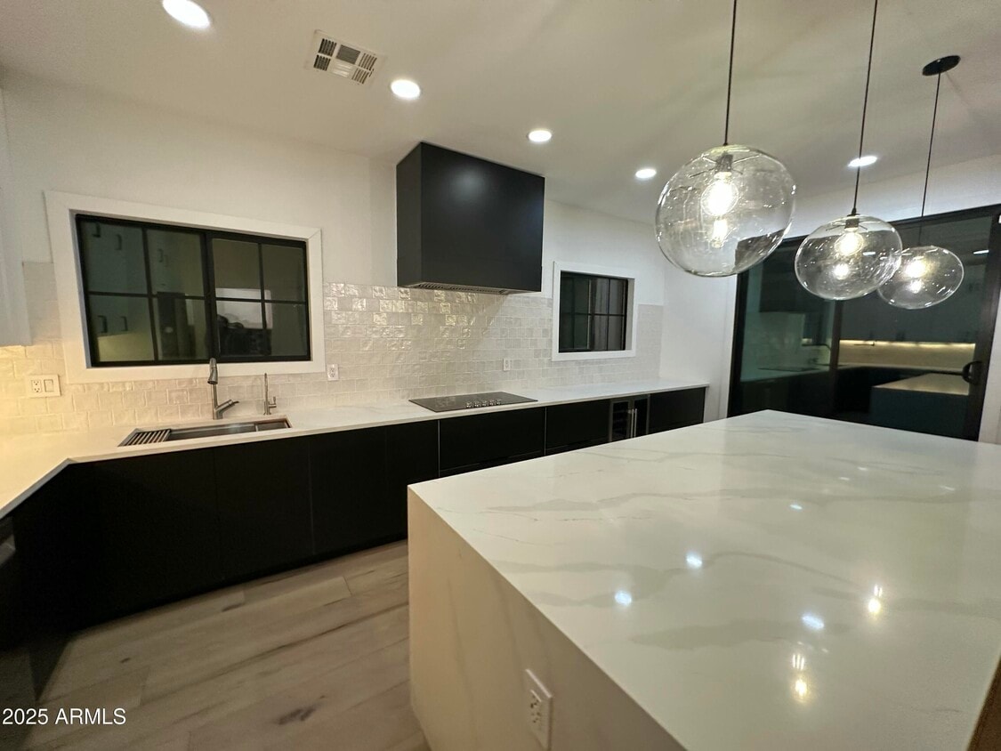 Foto principal - 3533 E Flower St