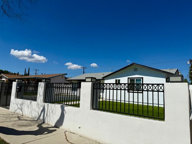 Foto del edificio - 24101 Victory Blvd