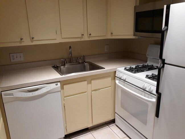 Building Photo - 57 Broadlawn Park