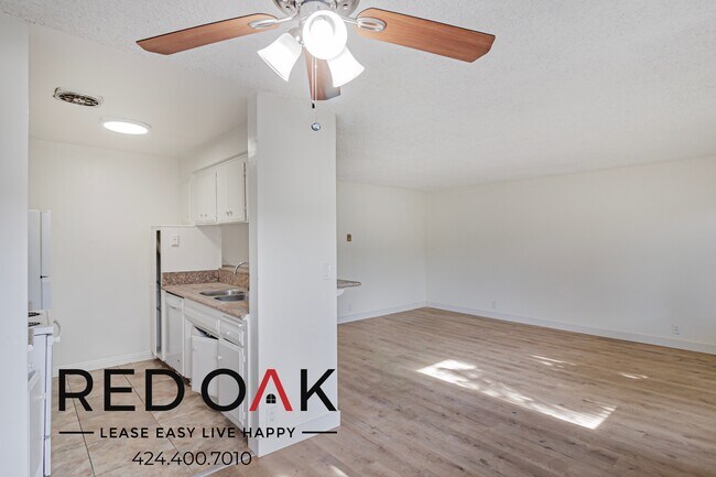 Foto del edificio - Sun-Drenched Two Bedroom with Included Kit...