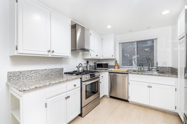 Foto del edificio - 29202 Heathercliff Rd