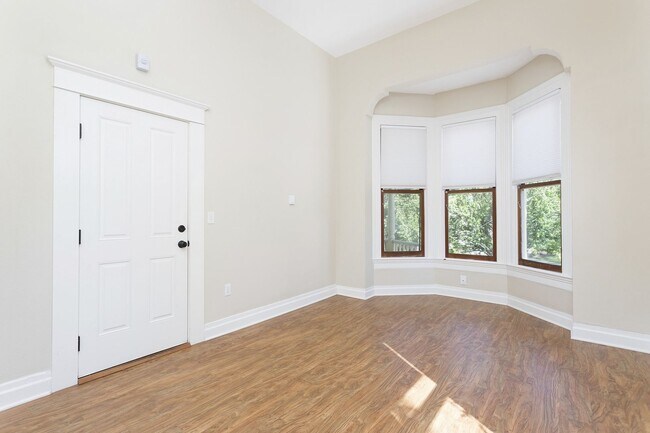 Building Photo - Wonderful Apartment! Water and Garbage inc...
