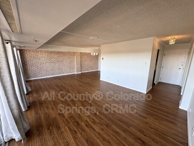 Foto del edificio - 411 Lakewood Cir