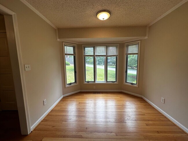 Building Photo - Charming 3 Bedroom Home Near Country Club ...