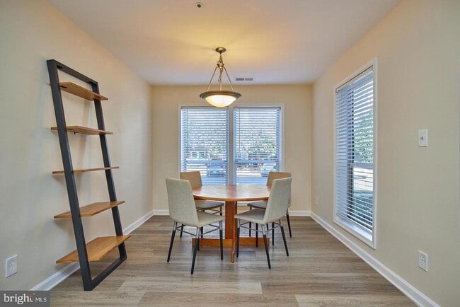Building Photo - 3178 Summit Square Dr