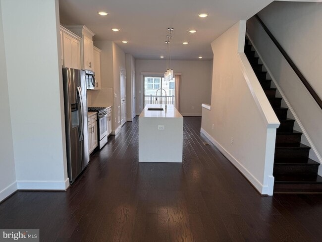 Building Photo - 115 Dickenson Dr