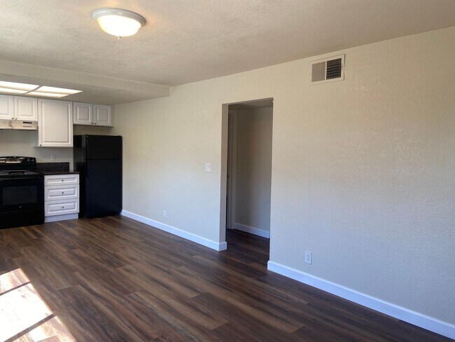 Foto del edificio - A 2 Bdrm, 1 Bath near the heart of Roseville!