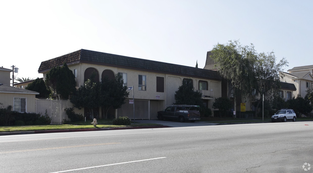 Fulton Gardens - 13400 Victory Blvd