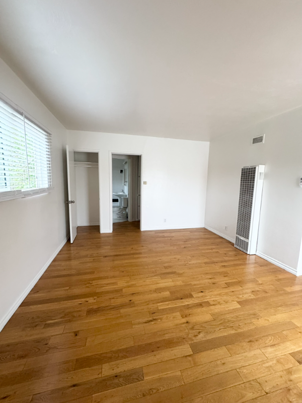 Building Photo - 1093 S Orange Dr