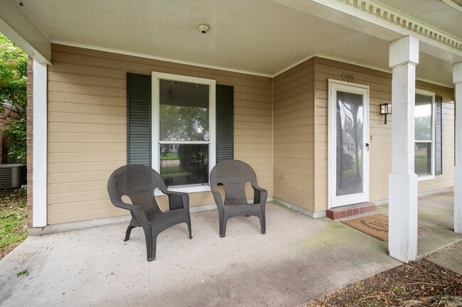 Building Photo - 692 John Henry Dr