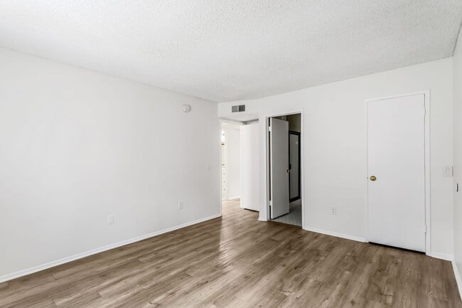 Building Photo - Chatsworth Rent This Now