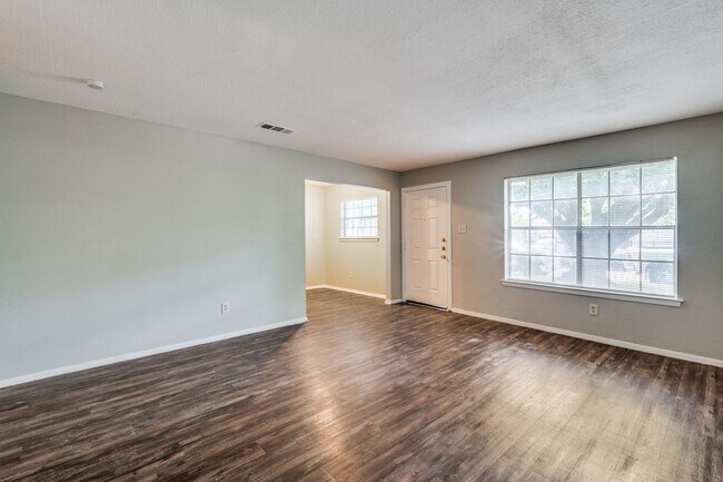 Building Photo - Classic 3 Bedroom Single-Story in Ft. Worth