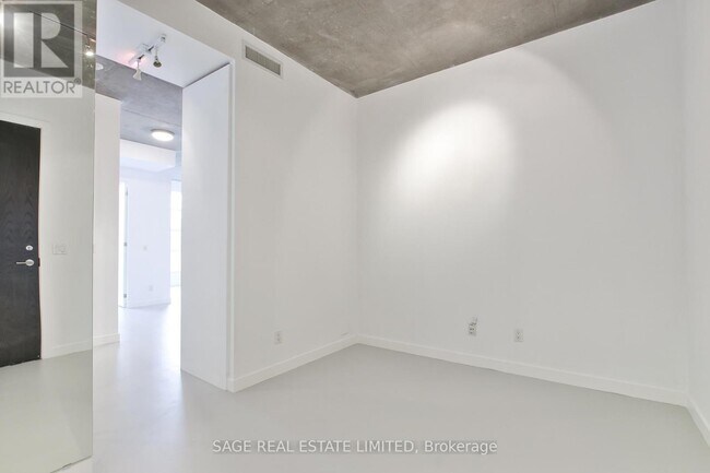 Building Photo - 23 Brant St