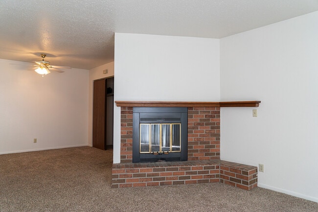 Colonial - Living Room - Hillcrest Village Apartments