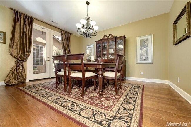 Building Photo - 4819 Village Green Dr