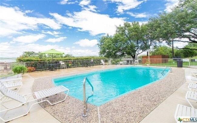 Building Photo - 943 Parkview Dr