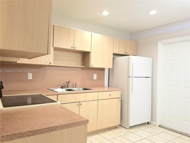 Building Photo - 5820 SW 27th St