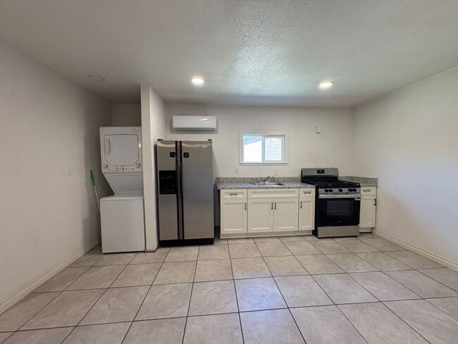 Building Photo - Cozy One Bedroom Unit with Modern Upgrades