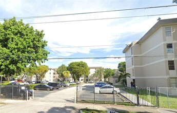 Building Photo - 1825 W 56th St