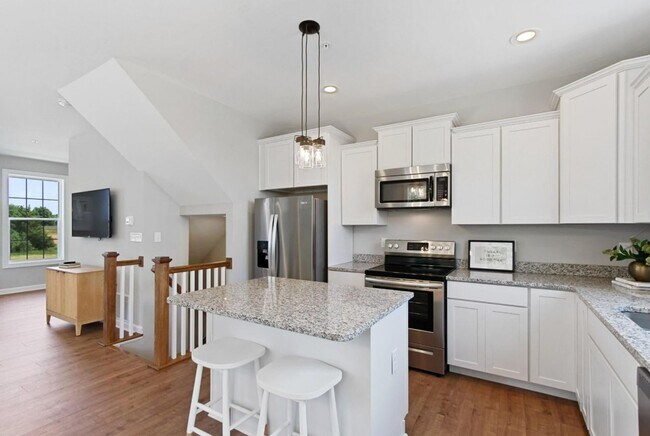 Building Photo - Beautiful 3 Bedroom, 2.5 Bath Townhome in ...