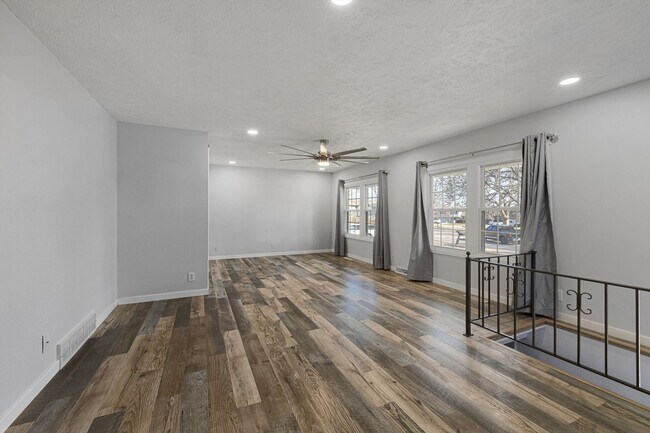 Foto del edificio - **3 Bedroom with a non-conforming and 2.5 bathrooms in Millard**