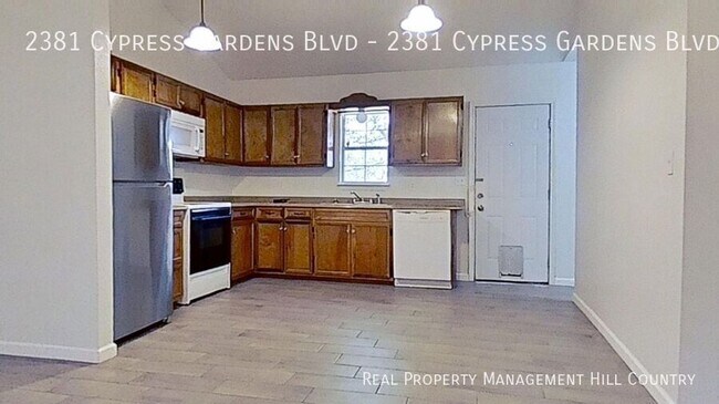 Foto del edificio - 2381 Cypress Gardens Blvd