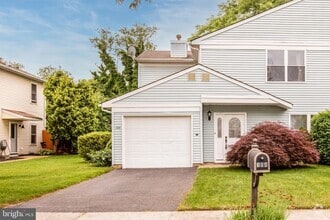 Building Photo - 104 Pebble Rd