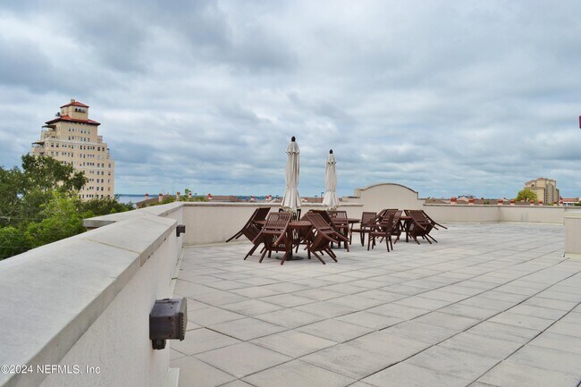 Foto del edificio - 1661 Riverside Ave