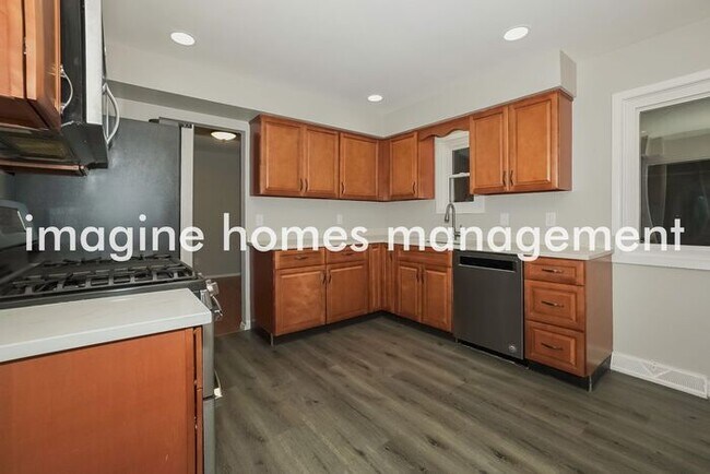 Building Photo - Large 4 Bedroom Single Family Home in Solo...