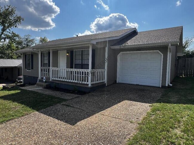 Foto del edificio - 5905 Green Valley Ave