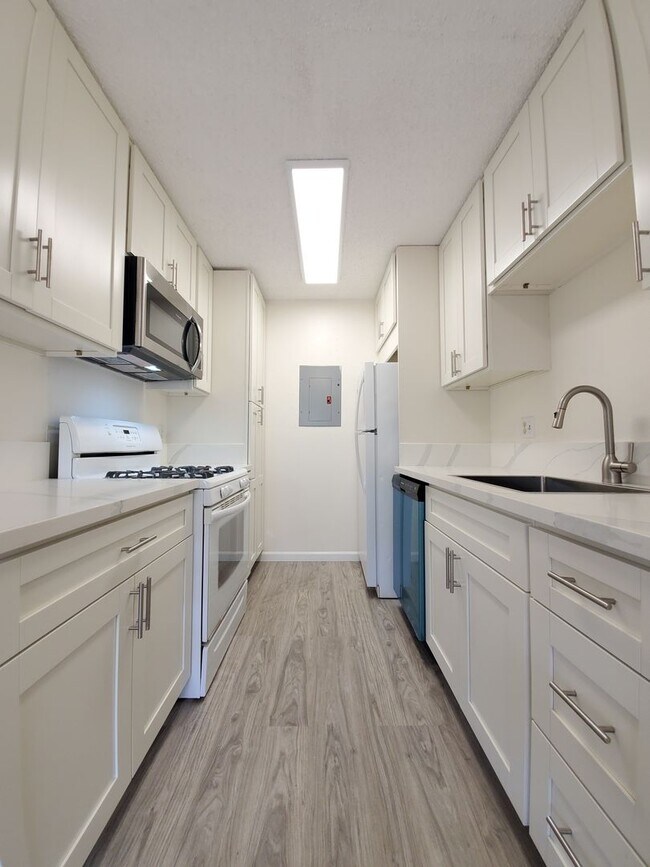 Foto del edificio - Now available, Fresh & Bright 2bd, 1.5ba 2nd Floor Corner-Unit located in the beautiful Palm Villas