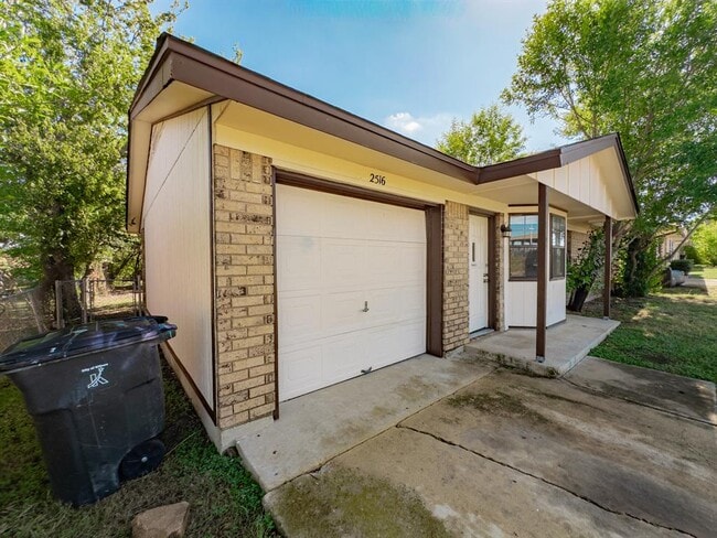 Foto del edificio - 2516 N W S Young Dr