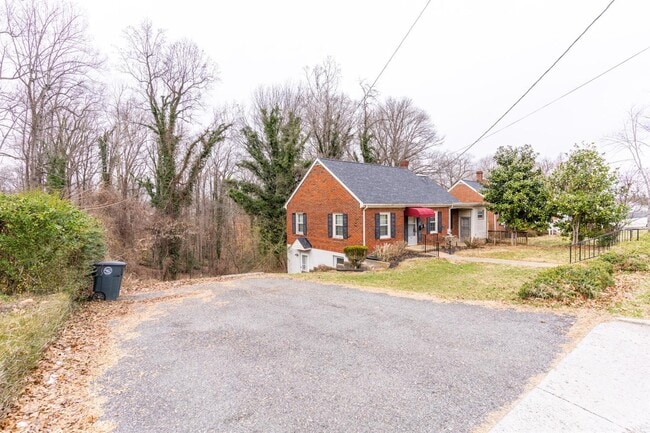 Building Photo - 703 Riverside Dr