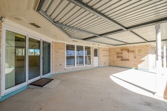 Building Photo - 414 Lakeview Dr